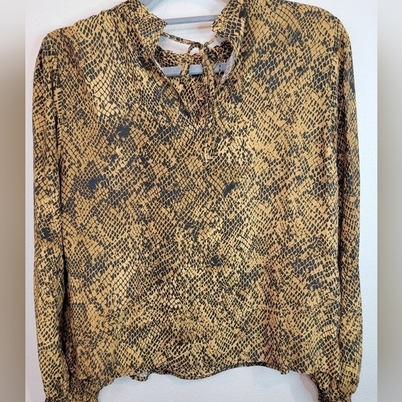 ZARA Snakeskin print Pintuck Pleats Blouse Size small - Picture 8 of 9